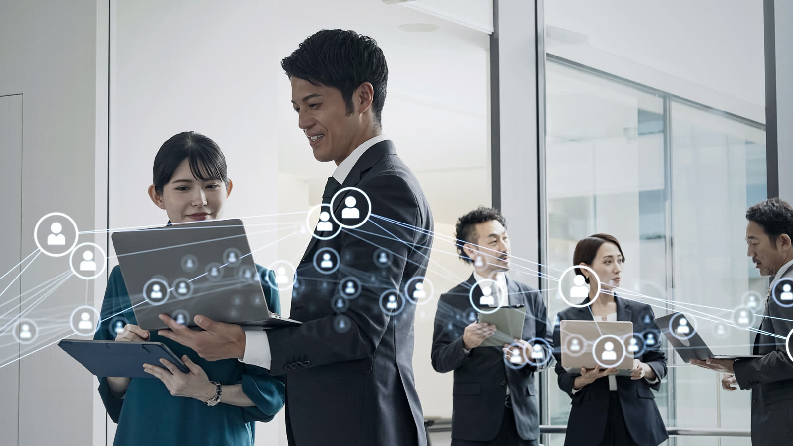 候補者を検討する採用担当者
